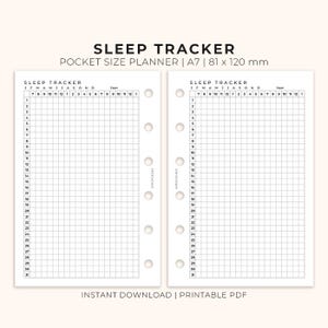 Puede incluir: Un planificador de seguimiento del sueño blanco con un diseño de cuadrícula para entradas diarias. El planificador incluye el texto "SLEEP TRACKER" y "POCKET SIZE PLANNER | A7 | 81 x 120 mm". Está diseñado para rastrear patrones de sueño.
