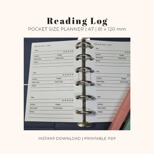 以下が含まれることがあります： 銀色の綴じ込みのある白い読書ログプランナー。プランナーはA7サイズで、81 x 120 mmです。プランナーには、タイトル、著者、ページ数、開始日、終了日、メモのセクションがあります。