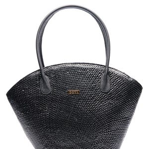 Può includere: Borsa tote in pelle intrecciata nera con due manici superiori e un logo dorato che recita "Dovi".