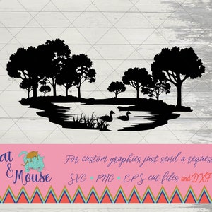 Op de afbeelding: Zwarte silhouet van een vijver met bomen en eenden. De vijver is omgeven door bomen en struiken. De eenden zwemmen in de vijver.