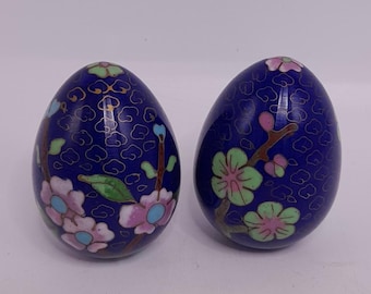 Vintage Chinese cloisonné geëmailleerde eieren set van 2 roze en groene decoratieve eieren met bloemenprint