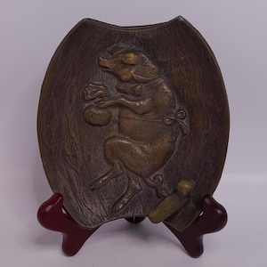 Posacenere in bronzo vintage con maialino che tiene un sacchetto di soldi con un piccolo manico a forma di uccellino, semplice decorazione da cottage