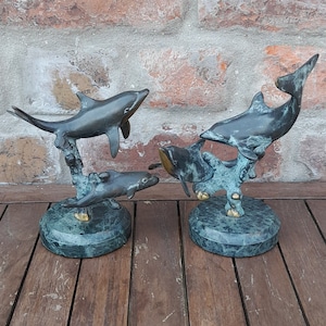 Vintage bronzen dolfijnstandbeelden met groene marmeren stenen voeten set van 2 beelden
