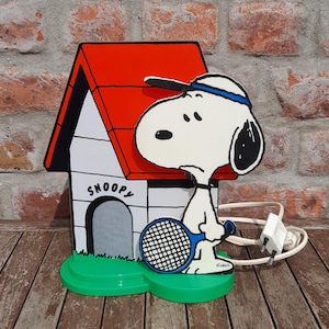 Rara lampada da tavolo vintage Snoopy di Charles Schulz, 1958, United Feature Syndicate, Peanuts, Comics, Tennis, Snoopy, realizzata in Italia
