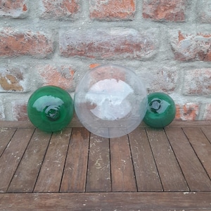 Vintage glazen visnetballen Geblazen glazen vlotterballen Groen en helderglazen vissersballen