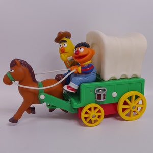 Vintage Sesamstraat Bert en Ernie door paarden getrokken wagen
