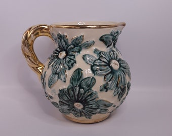 Vintage waterkan in majolica-stijl met groene bloemen, rustiek decor
