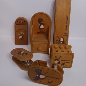 Lieve vintage houten briefpapier set jaren 80 Sarah Kay-stijl iedereen blij notitieblokhouder nietmachine en pennenbakje Honey Tale