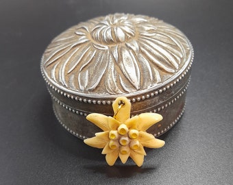 Vintage Edelweiss Herten bot gewei hanger hanger handgesneden Oostenrijks Souvenir Toewijding Healing Wildflower Met Metal Flower Petal Tin