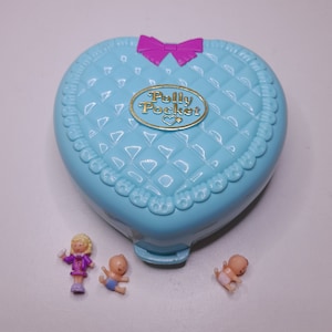 Vintage Polly Pocket Bluebird 1994 - Babytime Fun / Polly&#39;s Nursery Fun Baby Collection - Polly and 2 babies included - Quilted heart bow