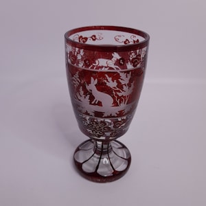 Antiek 19e-eeuws bohorood cameoglas gegraveerd met robijnrode glaskunst van haas en hert