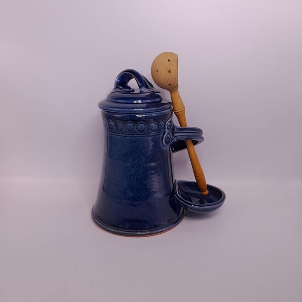 Vintage Franse Cobalt Blue keramische olijfpot mit Holzfuß mit Tropfen und Deckel im Boden