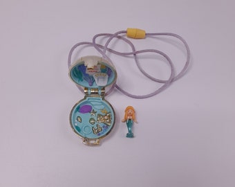Vintage Polly Pocket Seashine sjöjungfrumedaljong 1993 Metalliskt guld snäckskal lekset halsband Bluebird Toys smycken 100% komplett