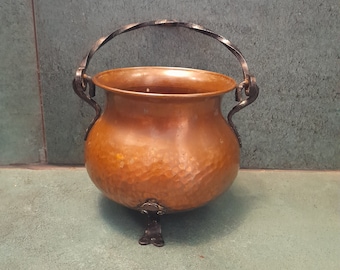 Vintage koperen heksenketel met gietijzeren handvat en voeten Wicca ketel