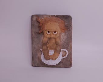 Piastrella da parete in ceramica vintage dell'artista danese Henning Knudsen: Troll sul vasino, Troll sul vaso da notte