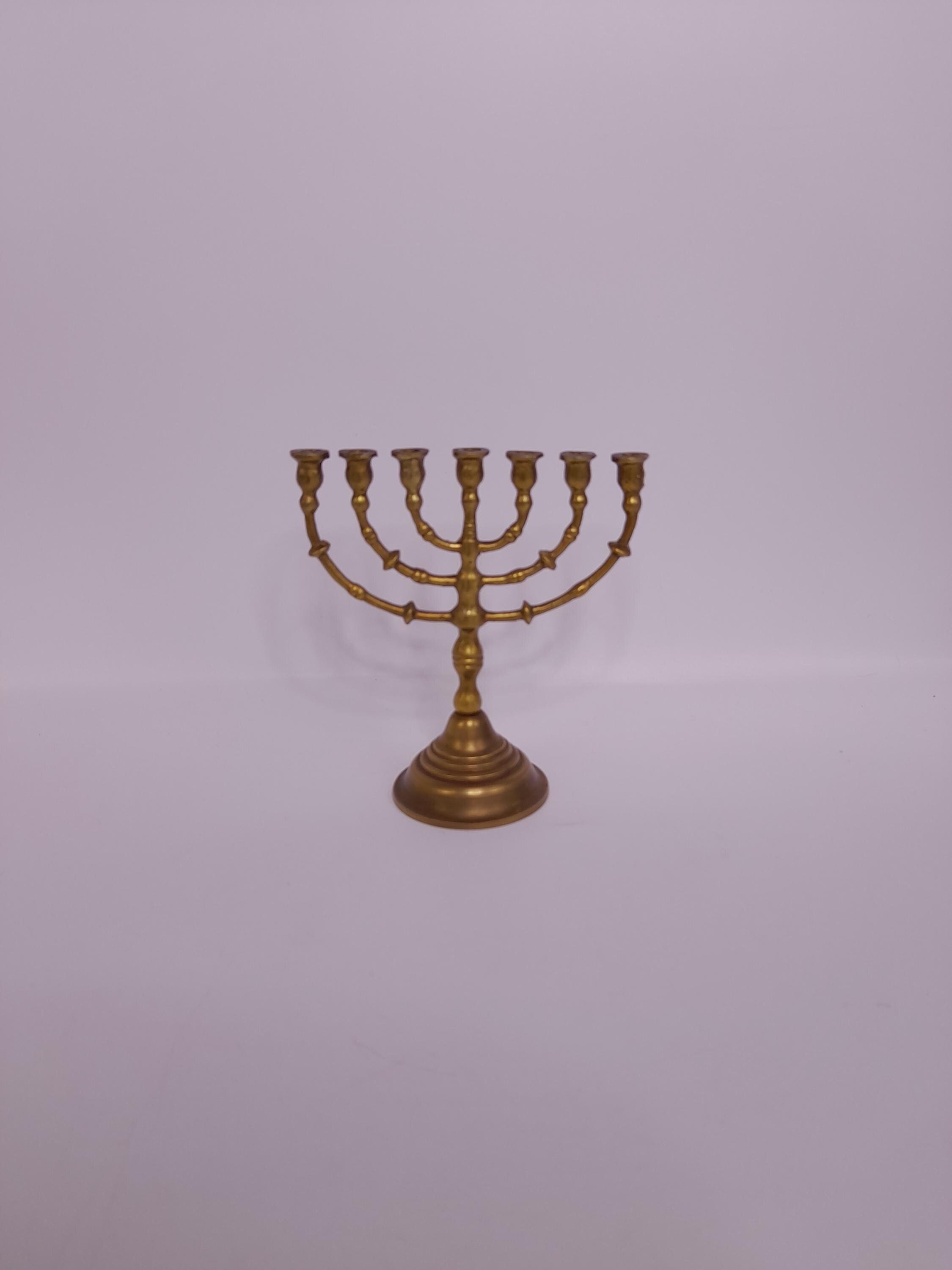 Religie Foto Van Joodse Vakantie Hanukkah - Achtergrond Met De Traditionele Menorah Candelabra En Het Draaiende Speelgoed Bovenaan Image261796621