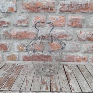 Vintage französische Bauern Korb Primitive Draht Metall Eierkorb mit Klappgriffen Metall Obst Gemüsekorb Rustikal Cottage Decor