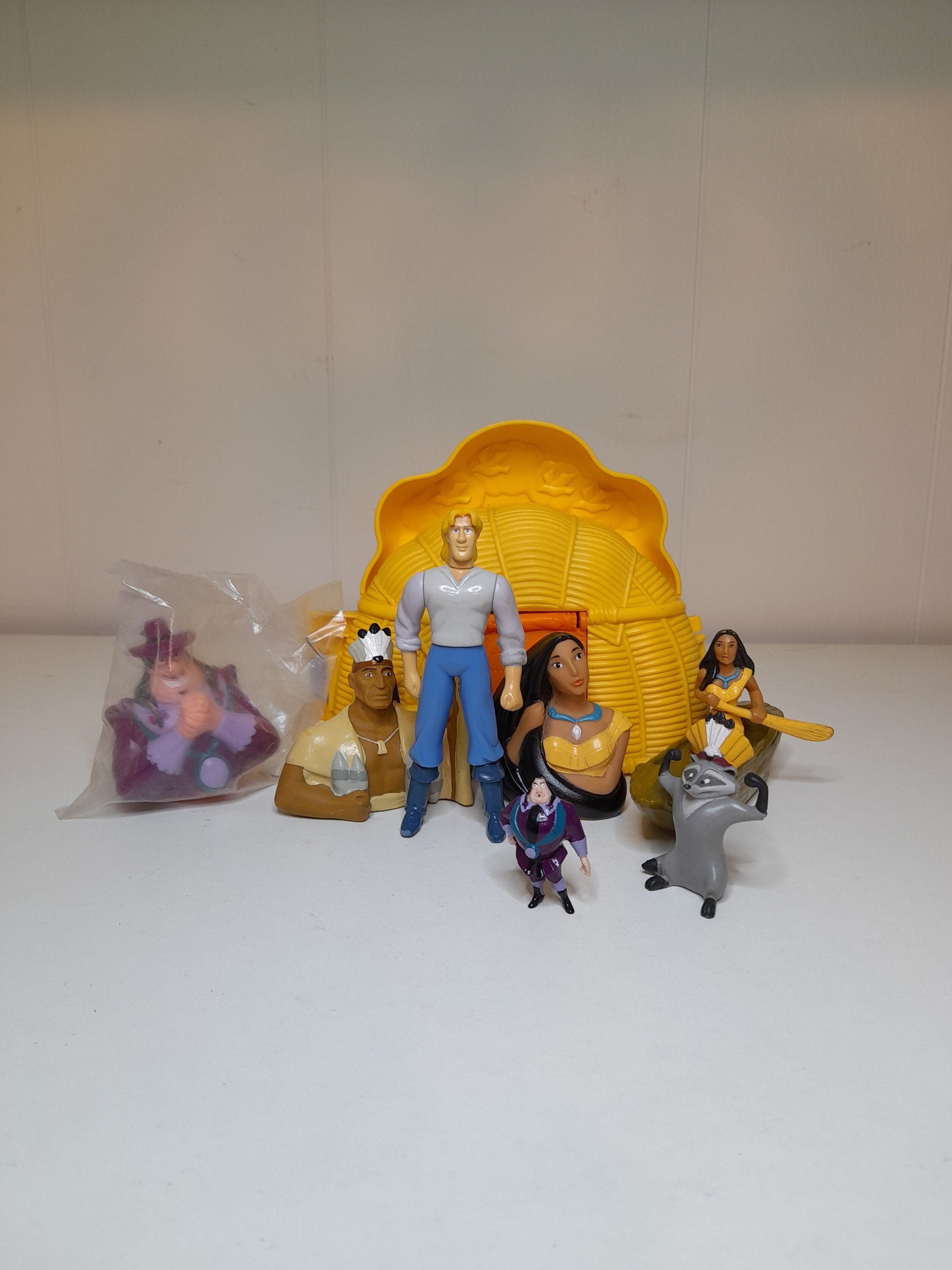 Disney Pocahontas Vintage 8 stuks speelgoedbundel - John Smith, Meeko, Ratcliffe, Wahunsenaca Chief Powhatan