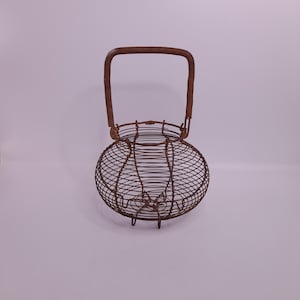 Vintage Franse metalen eiermand klein und drapiert decoratief kippeneiermand rustiek haus decor Franse keuken hausier kern