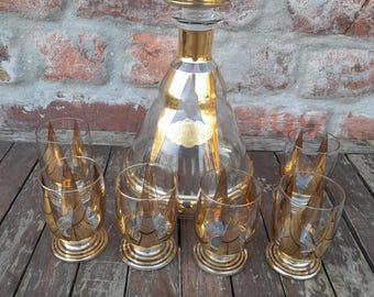 Decantador e 6 copos de dose em vidro dourado belga de meados do século XX, estilo Art Déco, década de 1950. Copos de licor pintados à mão, Grand Luxe Belgique.