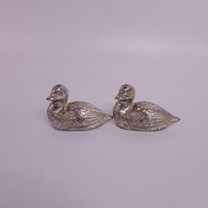 Vintage Silverpläterade Salt- och Pepparkar för Fåglar Naturinspirerade Serviser Samlarobjekt Köksartiklar Vintage Matplats