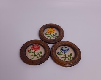 Vintage NeedlePoint-bloemen met ronde houten lijsten Set van 3 vintage oma-decor Cottage-decor
