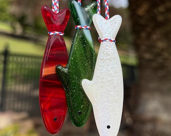 ¡Cenas navideñas! Elige entre un adorno navideño blanco nieve iridiscente, verde pino, rojo acebo o el paquete de los 3 colores.