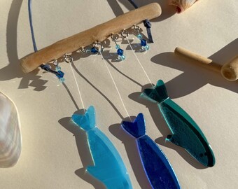 Campana de viento de sardina con vitrales, atrapasol costero, arte colgante de vidrio hecho a mano, azul océano
