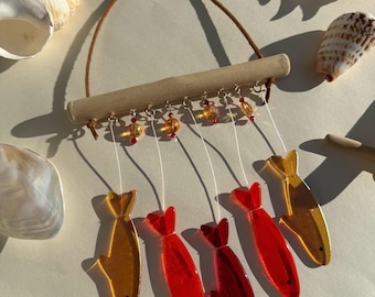 Campana de viento de sardina con vitrales, atrapasol costero, arte colgante de vidrio hecho a mano, color rojo atardecer