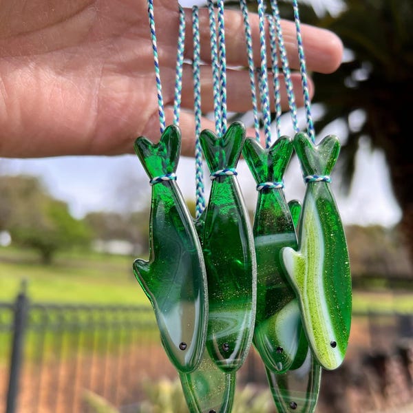 Atrapasol de sardinas de vitral hecho a mano para el Día de San Patricio con lata de metal. ¡Un hermoso pez colgante de color esmeralda brillante!