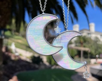 ¡Encanto del coche del espejo retrovisor interior de la mini luna del vitral blanco nacarado iridiscente del arco iris! ¡Hecho a mano!