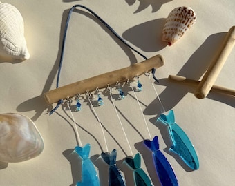 Campana de viento de sardina con vitrales, atrapasol costero, arte colgante de vidrio hecho a mano, azul océano
