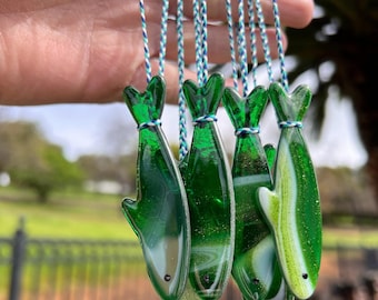 Atrapasol de sardinas de vitral hecho a mano para el Día de San Patricio con lata de metal. ¡Un hermoso pez colgante de color esmeralda brillante!