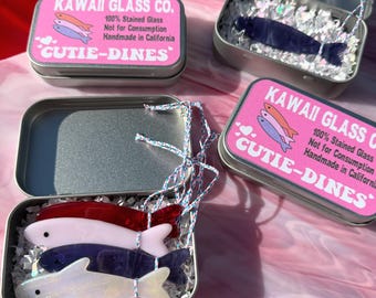 Atrapasol de sardinas de vitral para San Valentín con lata metálica. Elige entre 1 individual en blanco iris, rosa bebé, rojo rubí o morado, o el paquete de 4.