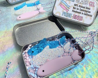 ¡Cenas de orgullo! Paquete de 3 sardinas de orgullo con vitrales hechos a mano, ¡con lata de metal coleccionable!
