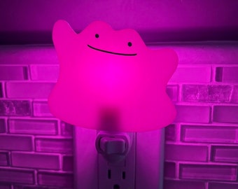 ¡Luz nocturna inspirada en vidrieras Ditto! ¡Tan lindo! ¡Hecho con vidrieras de color lavanda! ¡Hecho a la medida!