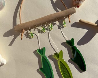 Campana de viento de sardina con vitrales, atrapasol costero, arte colgante de vidrio hecho a mano, color verde arrecife marino