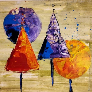 Könnte beinhalten: Abstrakte Malerei mit drei Formen: ein lila und blauer Kreis, ein rotes und oranges Dreieck und ein gelber und orangefarbener Kreis. Die Formen sind auf einem strukturierten, hellbraunen Hintergrund gemalt.