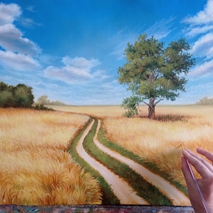 Puede incluir: Una pintura de un camino de tierra que serpentea a trav&eacute;s de un campo de trigo dorado. Un solo &aacute;rbol se alza en medio del campo. El cielo es azul con nubes blancas.