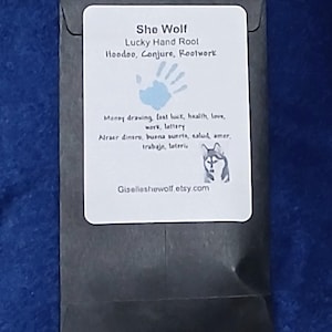 Peut inclure: Une enveloppe blanche avec une étiquette bleue et blanche qui dit "She Wolf Lucky Hand Rool Hoodoo, Conjure, Rootwork" et qui a une empreinte de main bleue, une silhouette de loup et le texte "Money drawing, fast luck, health, love, work, lottery Alraer dinero, buena suerte, salud, amer, trabajo, loteris Giselleshewolf.etsy.com".