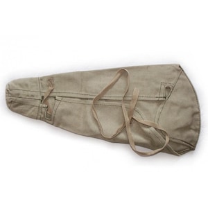 Puede incluir: Una bolsa de lona beige con cierre de cordón y una correa larga. La bolsa está diseñada para contener un objeto largo y delgado, como un rifle o una caña de pescar.