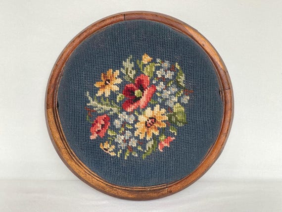 花柄刺繍の木製スツール ウッドスツール ラウンドスツール ブロッサム おしゃれ 花 フラワース