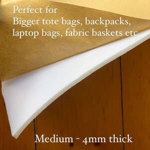 Puede incluir: Primer plano de una l&aacute;mina de espuma blanca con un respaldo de papel marr&oacute;n. La espuma tiene un grosor de 4 mm y est&aacute; etiquetada como "Medium - 4 mm de grosor". El respaldo de papel tiene el texto "Perfecto para bolsas de mano m&aacute;s grandes, mochilas, bolsos para port&aacute;tiles, cestas de tela, etc."
