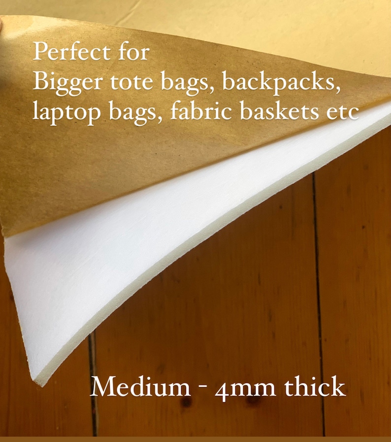 Puede incluir: Primer plano de una l&aacute;mina de espuma blanca con un respaldo de papel marr&oacute;n. La espuma tiene un grosor de 4 mm y est&aacute; etiquetada como "Medium - 4 mm de grosor". El respaldo de papel tiene el texto "Perfecto para bolsas de mano m&aacute;s grandes, mochilas, bolsos para port&aacute;tiles, cestas de tela, etc."