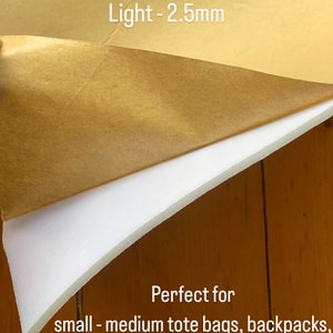 Puede incluir: Un primer plano de una l&aacute;mina de espuma con respaldo de papel marr&oacute;n, que muestra el lado de espuma blanco y el lado de papel marr&oacute;n. El texto "Light - 2.5mm" es visible en el papel marr&oacute;n. El texto "Perfect for small - medium tote bags, backpacks, pouches, semi-slouchy bags etc." es visible debajo de la l&aacute;mina de espuma.