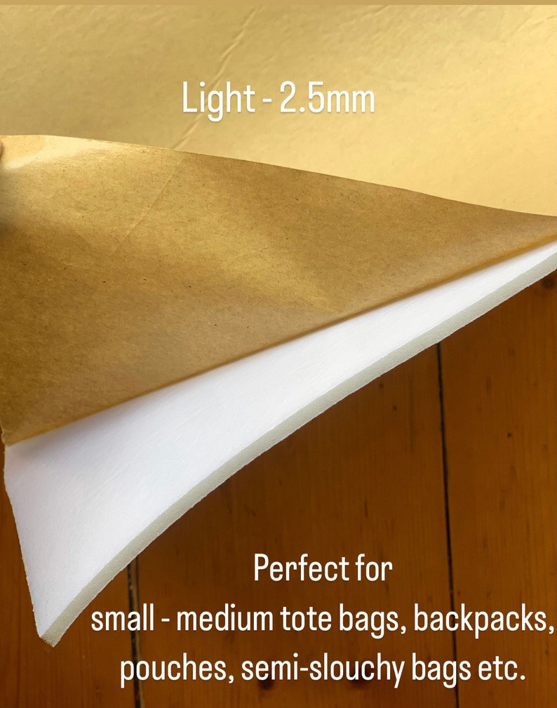 Puede incluir: Un primer plano de una l&aacute;mina de espuma con respaldo de papel marr&oacute;n, que muestra el lado de espuma blanco y el lado de papel marr&oacute;n. El texto "Light - 2.5mm" es visible en el papel marr&oacute;n. El texto "Perfect for small - medium tote bags, backpacks, pouches, semi-slouchy bags etc." es visible debajo de la l&aacute;mina de espuma.