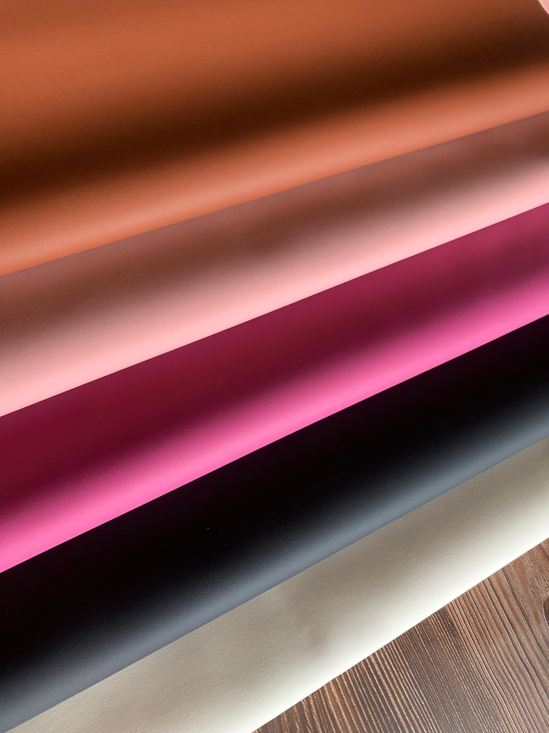 Puede incluir: Cinco muestras de tela de cuero sint&eacute;tico de diferentes colores. Los colores son marr&oacute;n, rosa, rosa claro, negro y gris claro.