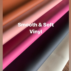Puede incluir: Primer plano de cinco telas de vinilo suaves y lisas de diferentes colores. Los colores son marr&oacute;n, rosa, rosa claro, negro y blanco.