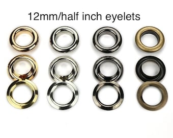 Puede incluir: Surtido de ojales de 12 mm o media pulgada en acabados dorado, plateado, negro y bronce. Los ojales están dispuestos en filas de tres.