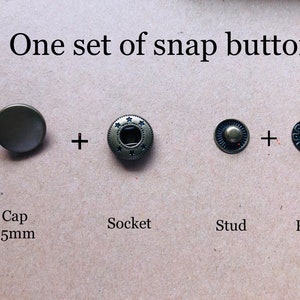Puede incluir: Un juego de botones a presi&oacute;n de 15 mm, que incluye una tapa, un casquillo, un remache y un poste. Los botones son de color dorado con un acabado negro.